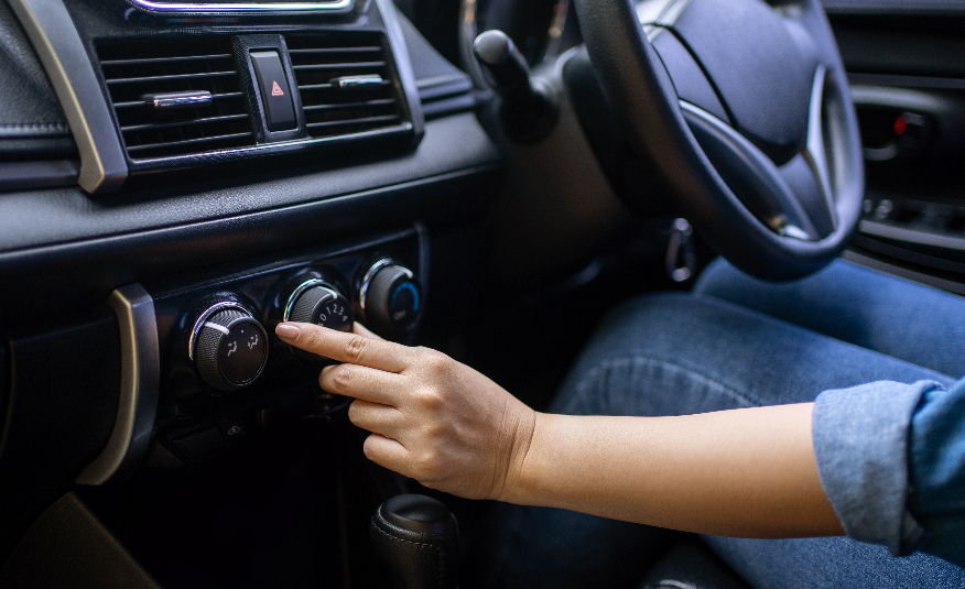 Perlukah mematikan AC sebelum dan saat menyalakan mobil?