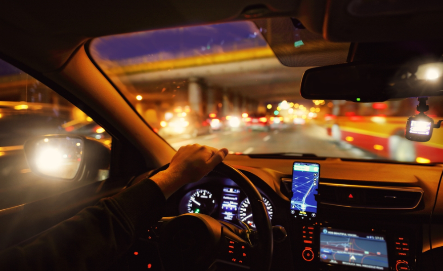 Sering Night Drive? Ini Tips Nyetir Mobil di Malam Hari!
