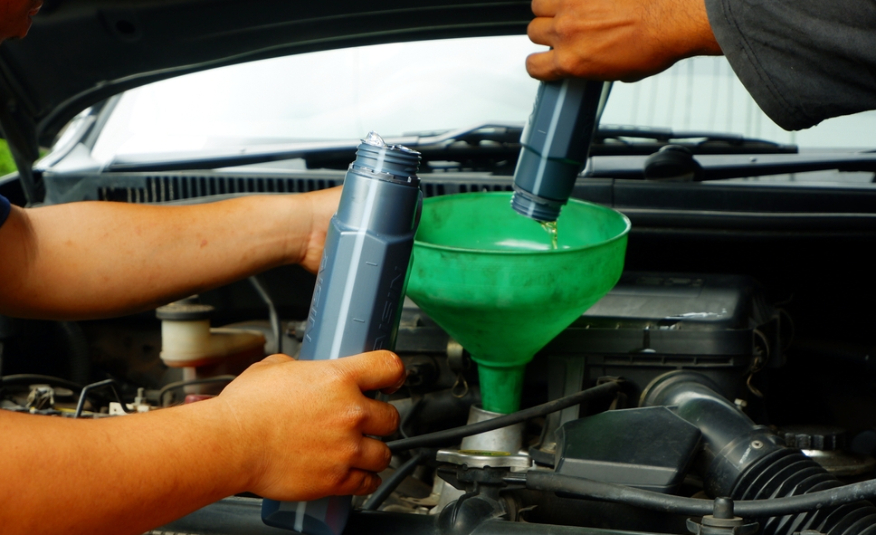 Kenali 6 Jenis Oli Mobil, Kapan Perlu Diganti?